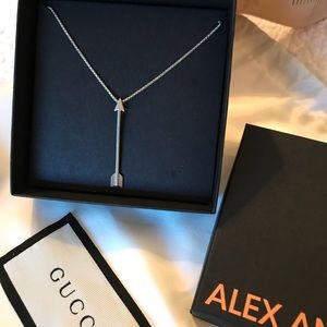 Arrow Necklace —><—